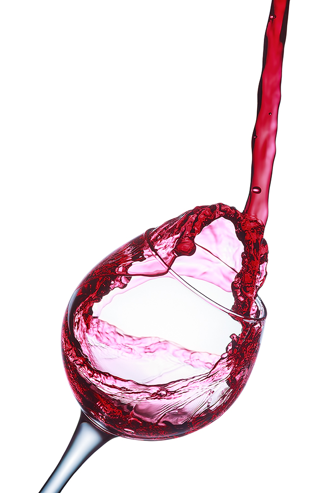 вино льется в бокал